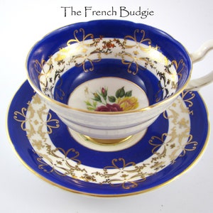 Conjunto de xícara de chá e pires listrados em azul e branco Royal Grafton com centro floral feito na Inglaterra