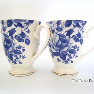 Par de canecas Royal Grafton azul e branco, feitas na Inglaterra
