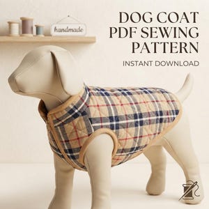 Puede incluir: Un abrigo acolchado para perro con estampado de cuadros beige, azul marino y rojo sobre un maniquí. El texto DOG COAT PDF SEWING PATTERN INSTANT DOWNLOAD es visible. El abrigo tiene un borde color canela alrededor del cuello y las patas.