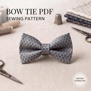 Può includere: Un papillon con sfondo beige e un motivo floreale blu ripetitivo. Il testo BOW TIE PDF SEWING PATTERN è visibile in alto e un badge circolare con il testo INSTANT DOWNLOAD si trova nell'angolo in basso a destra.
