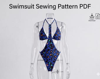 Może przedstawiać: Niebieski strój kąpielowy w czarno-pomarańczowy wzór w panterkę na przezroczystym manekinie. U góry znajduje się napis Swimsuit Sewing Pattern PDF oraz ikona natychmiastowego pobierania ze strzałką i symbolem dokumentu w formacie PDF.
