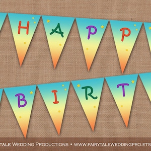 Pode incluir: Uma faixa de Feliz Aniversário colorida com um fundo degradê azul, amarelo e laranja. As letras são de cores diferentes e há pequenas estrelas amarelas espalhadas por toda a faixa.