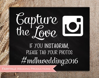 Puede incluir: Un cartel en blanco y negro con el texto "Capture the Love" y un icono de Instagram. El texto debajo dice "Si usas Instagram, etiqueta tus fotos con #mdhwedding2016". La parte inferior del cartel dice "Fairytale Wedding Productions".