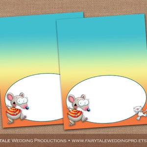 Pode incluir: Dois cartões de lugar imprimíveis com um rato de desenho animado vestindo uma camisa listrada vermelha e amarela. O rato está em pé sobre um fundo laranja com um fundo degradê azul e amarelo. Os cartões de lugar têm uma forma oval branca para escrever nomes.