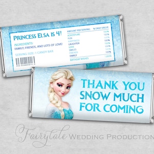 Puede incluir: Un envoltorio de chocolate azul y blanco con una imagen de Elsa de Frozen. El envoltorio dice "Princess Elsa is 4!" y "Thank you snow much for coming".