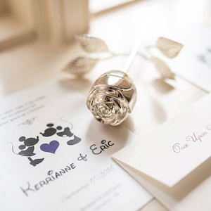 Disney Fairytale Kissing Mickey & Minnie Mouse 5x7 Programme de cérémonie de mariage plié Carte de livret minimaliste - Impression numérique DIY