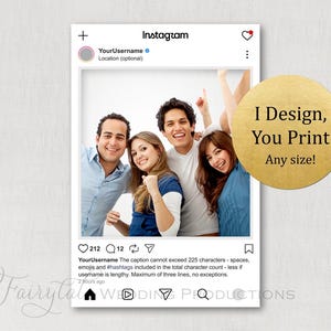 Könnte beinhalten: Eine digitale Instagram-Rahmenvorlage mit einem Foto von vier lächelnden Personen. Ein goldener runder Aufkleber auf der rechten Seite zeigt den Text: I Design, You Print. Any size! Der Rahmen enthält Standard-Social-Media-Symbole und Platzhaltertext.