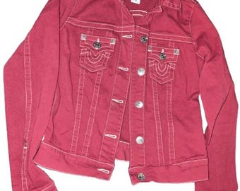 Kurtka jeansowa True Religion damska w kolorze różowym, z dużym ściegiem T, rozmiar S