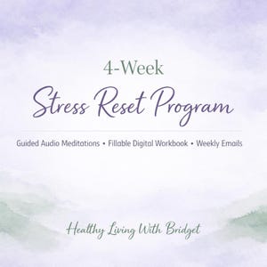 Könnte beinhalten: Eine digitale Grafik für ein 4-wöchiges Stress-Reset-Programm mit einem hellvioletten und grünen Aquarellhintergrund. Der Text lautet 4-Week Stress Reset Program, Guided Audio Meditations, Fillable Digital Workbook, Weekly Emails und Healthy Living With Bridget.