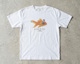 National Geographic Goldfish “Comfort Colors 1717”, Camiseta unisex, Camiseta estampada, Camiseta de moda.