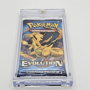 Könnte beinhalten: Ein versiegeltes Pokémon Evolution Sammelkartenspiel-Boosterpack mit Glurak, eingeschlossen in einer durchsichtigen magnetischen Acryl-Schutzhülle. Die Packung zeigt das Pokémon-Logo, das Wort Evolution und den Text 10 zusätzliche Spielkarten.