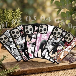 Könnte beinhalten: Sechs schwarze Smartphone-Hüllen in einer Reihe, jede mit individuellen Illustrationen im Manga-Stil. Die Designs zeigen schwarz-weiße Comic-Panels, Charakterporträts und dezente rosa Akzente, alle mit einem dreifachen Kameraausschnitt.