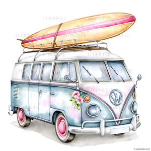 Peut inclure: Une illustration à l'aquarelle d'un bus Volkswagen bleu clair et blanc avec une galerie de toit transportant une planche de surf jaune à rayure rose. Le van présente des phares ronds, un emblème VW argenté et des fleurs d'hibiscus roses.