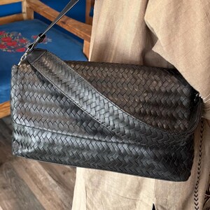 Bolso bandolera de piel de vaca tejido a mano, bolso de hombro minimalista negro