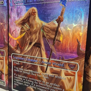 Könnte beinhalten: Eine holografische Sammelkarte mit Gandalf dem Weißen, der einen Stab mit einer blauen Flamme hält. Die Karte zeigt den Text Gandalf the White, Legendary Creature - Avatar Wizard, Spielregeln, eine 4/5 Stärke und Widerstandskraft sowie Proxy Not For Sale.
