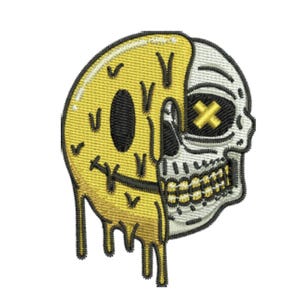 Könnte beinhalten: Ein gestickter Aufnäher mit geteiltem Design. Die linke Seite zeigt ein gelbes, schmelzendes Smiley-Gesicht mit schwarzem Auge und Mund. Die rechte Seite zeigt einen weißen Totenkopf mit einem gelben X über dem Auge und goldenen Zähnen.