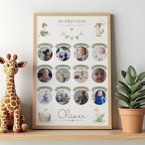 Peut inclure: Une affiche rectangulaire dans un cadre en bois intitulée MY FIRST YEAR A year filled with love, présentant douze emplacements photo circulaires étiquetés de 1 Month à 12 Months, décorée d'illustrations de canards et de guirlandes, avec le nom Oliver.