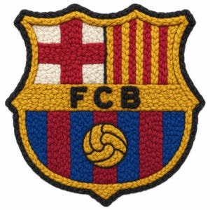 Pode incluir: Um emblema bordado em forma de escudo com o logótipo do FCB. O design inclui uma secção branca com uma cruz vermelha, riscas verticais amarelas e vermelhas, e uma base às riscas azuis e vermelhas com uma bola de futebol amarela. O texto FCB está centrado.