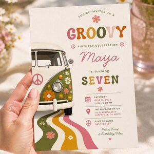 Plantilla de invitación de cumpleaños Groovy, invitación retro para fiesta de cumpleaños, invitación Groovy editable uno dos tres cuatro cinco seis siete, cumpleaños hippie