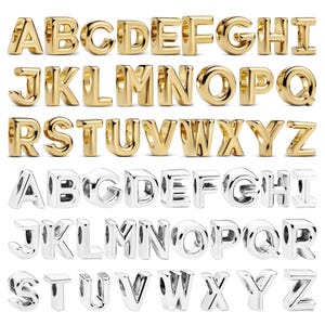 Op de afbeelding: Een collectie van individuele letterkralen in goud- en zilverkleurige tinten. Elke kraal heeft een gladde, gepolijste afwerking en een gat om te rijgen, gerangschikt in rijen van A tot Z voor beide kleursets, wat het volledige alfabet toont.