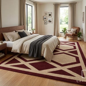 Pu&ograve; includere: Un tappeto rettangolare caratterizzato da un motivo geometrico di linee che si intersecano in bordeaux scuro e beige. Il tappeto &egrave; posizionato su un pavimento in legno chiaro in una camera da letto, con il testo "qaartuz" visibile in basso a destra.