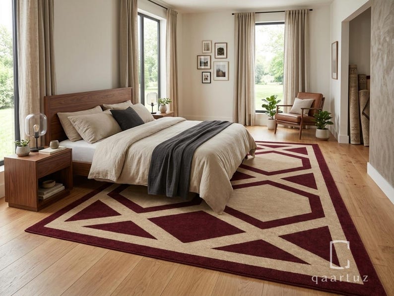 Pu&ograve; includere: Un tappeto rettangolare caratterizzato da un motivo geometrico di linee che si intersecano in bordeaux scuro e beige. Il tappeto &egrave; posizionato su un pavimento in legno chiaro in una camera da letto, con il testo "qaartuz" visibile in basso a destra.