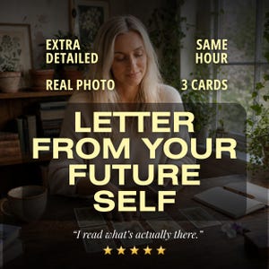 Könnte beinhalten: Eine digitale Grafik mit dem Text 'EXTRA DETAILED', 'SAME HOUR', 'REAL PHOTO', '3 CARDS' und 'LETTER FROM YOUR FUTURE SELF' in großer gelber Schrift. Darunter steht der Text 'I read what's actually there.' mit fünf gelben Sternen.