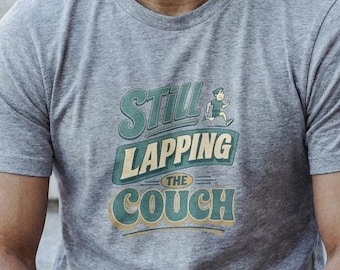 Camiseta "Sigo lamiendo el sofá", camiseta divertida para corredores principiantes, regalo sarcástico