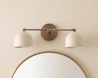 Aplique de pared doble de estilo moderno de mediados de siglo, lámpara de tocador de latón cepillado.