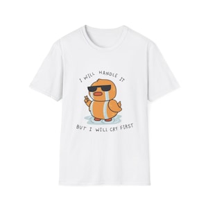 Camiseta "Eu vou lidar com isso, mas vou chorar primeiro", Camiseta engraçada com pato, Camiseta com meme com o qual você se identifica, Camiseta fofa com estampa de pato chorando, Presente com humor adulto