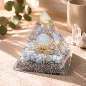 Piramide van opaalorgoniet | Lotuskristal orgon | Cadeau heilige geometrie | EMV-beschermingsdecor