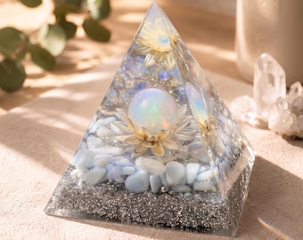 Piramide di orgonite opale / Orgone di cristallo di loto / Regalo di geometria sacra / Decorazione per la protezione dalle onde elettromagnetiche