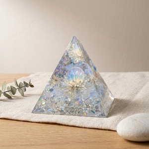 Opal orgonitpyramid | Lotuskristallorgon | Helig geometri-gåva | EMF-skyddsdekor