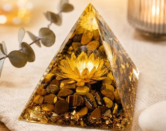 Pyramide d'orgonite œil de tigre | Cristal de lotus doré | Cadeau pour attirer l'abondance | Décoration de géométrie sacrée