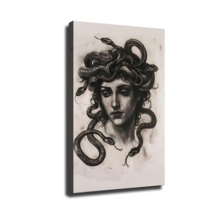 Op de afbeelding: Een zwart-wit houtskooltekening op een rechthoekig canvas met een persoon met een serene gezichtsuitdrukking, wiens haar bestaat uit meerdere verstrengelde slangen die als een donkere schets rond de nek en schouders naar beneden hangen.