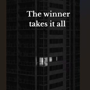 Puede incluir: Un edificio alto y oscuro de noche con una sola ventana iluminada. El texto 'The winner takes it all' está centrado en una fuente serif blanca sobre la fachada oscura del rascacielos, resaltando el contraste entre la luz y la sombra.