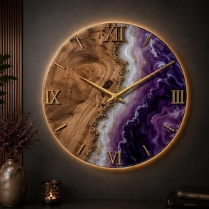 Reloj de pared de lujo de resina epoxi morada y madera natural: reloj artesanal con diseño de río, números romanos dorados y retroiluminación LED.
