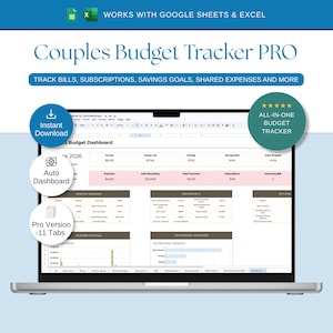 Puede incluir: Una hoja de cálculo digital Couples Budget Tracker PRO en la pantalla de una computadora portátil. El panel incluye secciones para ingresos, ahorros, deudas y suscripciones. El texto incluye Works with Google Sheets & Excel y All-in-One Budget Tracker.