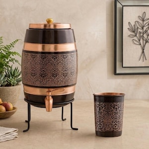 Distributeur d'eau artisanal en cuivre de 5 litres avec verre, style rustique indien, pour la décoration de cuisine.