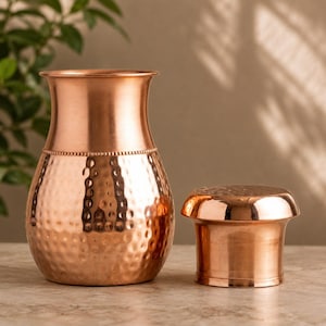 Ren kopparvattenflaska vid sängkanten 750 ml med inbyggt glas, handgjord ayurvedisk hamrad dryckeskärl
