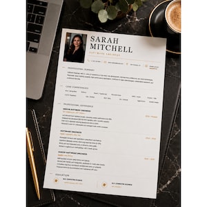 Può includere: Un modello di curriculum professionale per un ingegnere del software di nome Sarah Mitchell, con foto, dettagli di contatto, riepilogo professionale, competenze chiave, esperienza lavorativa e istruzione su un foglio bianco.