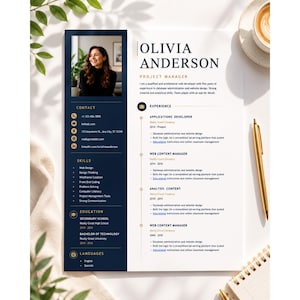Puede incluir: Una plantilla de currículum profesional para Olivia Anderson, gerente de proyectos. El documento presenta una barra lateral azul oscuro con datos de contacto, habilidades, educación e idiomas, junto a una sección principal blanca que detalla la experiencia laboral.