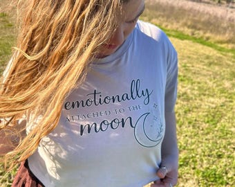„Emotionally Attached to the Moon“-Crop-Top | Mondliebhaber-Shirt | Hexen-Crop-Top | Himmlische Kleidung | Mondgeschenk | Cottagecore-Top