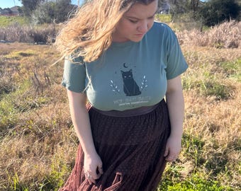 Mein Kater hält dich für verdächtig – T-Shirt | Schwarzes Katzen-Hexen-T-Shirt | Lustiges Geschenk für Katzenliebhaber | Süßes Gothic-Shirt | Hexenkatzen-T-Shirt