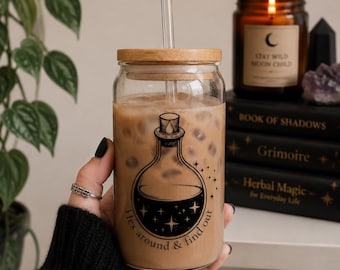 Hexen-Eiskaffeebecher | 473 ml Glas mit Bambusdeckel | Hexen-Geschenk