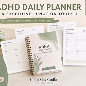 Puede incluir: Una agenda diaria ADHD de espiral con una cubierta de color verde salvia y crema con ilustraciones de hojas y el texto ADHD DAILY PLANNER Small Steps, Big Progress. Incluye hojas sueltas para planificación diaria y semanal.