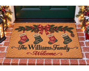 Felpudo personalizado con forma de calcetín navideño, felpudo de bienvenida con nombres familiares personalizados, lazo rojo y guirnalda de hojas perennes.