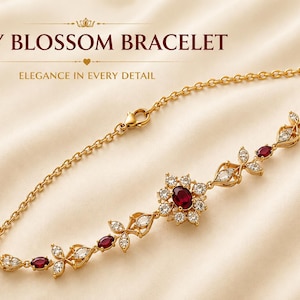 Puede incluir: Una pulsera de cadena dorada con un motivo central en forma de flor con un rubí ovalado de color rojo intenso rodeado de piedras claras, flanqueado por motivos florales más pequeños con rubíes y piedras claras. Texto: RUBY BLOSSOM BRACELET ELEGANCE IN EVERY DETAIL.