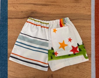 Pantaloncini per bambini in patchwork fatti a mano, realizzati con tessuto riciclato 100% sostenibile, taglia 18-24 mesi.