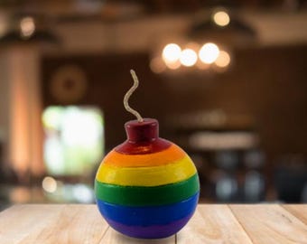 La bomba del orgullo, escultura del orgullo gay con arcoíris, regalo LGBTQ, decoración del hogar con arcoíris, escultura de estante pequeño, escultura de yeso hecha a mano para escritorio